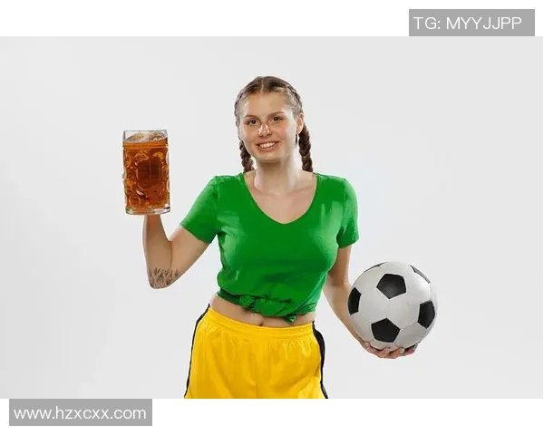 足球明星与啤酒杯的完美结合展现运动与休闲的魅力 足球明星与啤酒杯的完美结合展现运动与休闲的魅力